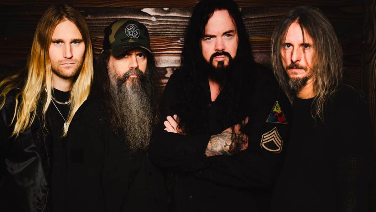“Une chanson metal géniale, facile à chanter” : Evergrey dévoile Architects Of The New Weave