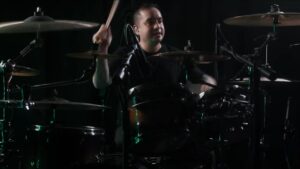 Erra : regardez Alex Ballew jouer The Many Names Of God à la batterie !