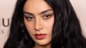 Charli XCX tourne la page Brat et annonce un virage rock