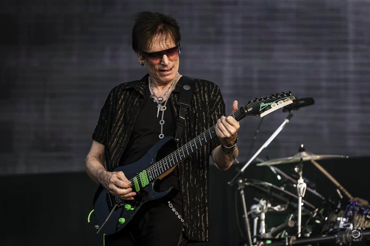 “Il y avait des choses incroyables” : Steve Vai évoque les démos inédites d’Eddie Van Halen