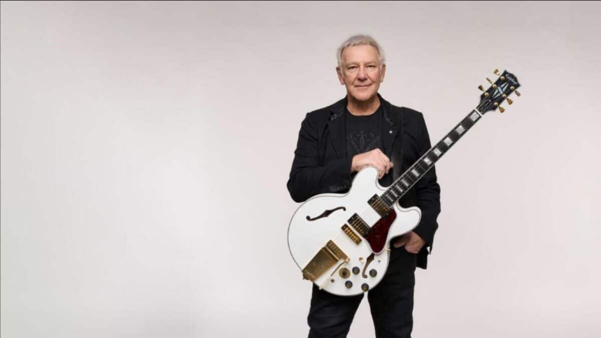 « Elle conserve fidèlement l&rsquo;esprit de l&rsquo;originale » : la guitare culte d&rsquo;Alex Lifeson renaît après sa vente à 384 000 $
