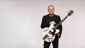 « Elle conserve fidèlement l&rsquo;esprit de l&rsquo;originale » : la guitare culte d&rsquo;Alex Lifeson renaît après sa vente à 384 000 $
