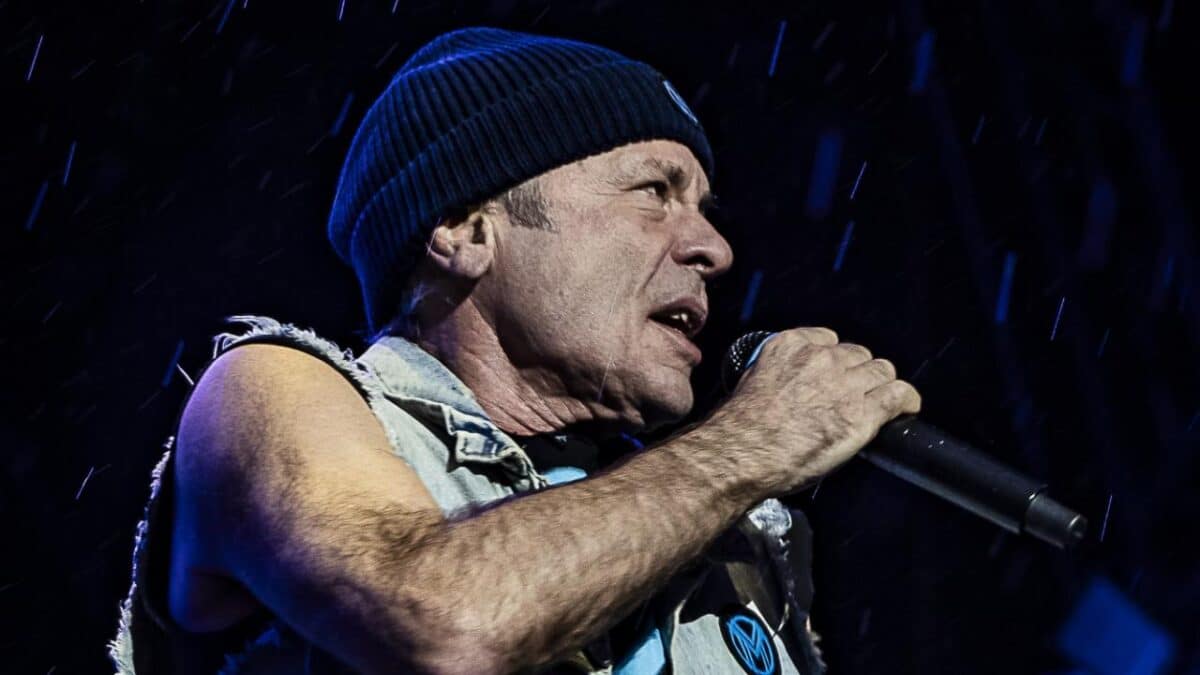 Bruce Dickinson (Iron Maiden) : « Une partie de moi le regrettera toujours » après des années loin de ses enfants