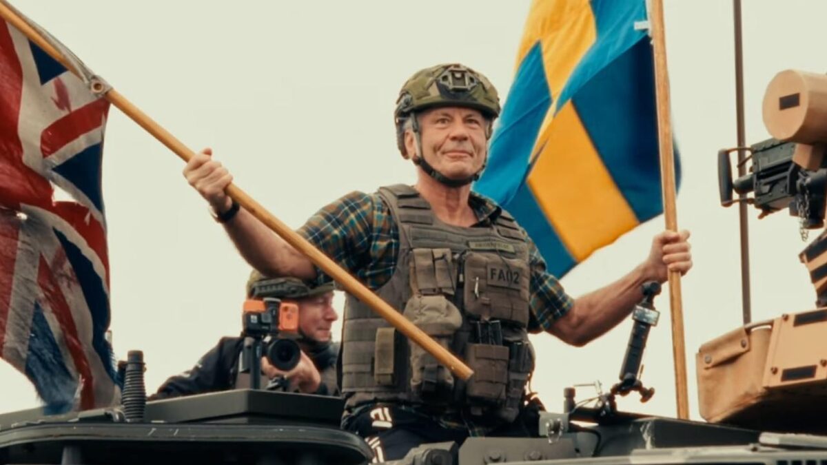 Bruce Dickinson débarque en char avant le concert d’Iron Maiden au Sweden Rock !