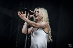 « L’IA ne peut pas exprimer ce que je ressens » : Taylor Momsen (The Pretty Reckless) refuse catégoriquement d’utiliser l’intelligence artificielle