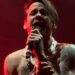 « Si j’avais voulu devenir plus populaire, je ne m’y serais pas pris comme ça » : Caleb Shomo (Beartooth) revient sur les réactions homophobes à son coming out