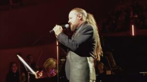 Korn : Jonathan Davis rejoint Yoshiki pour une incroyable version orchestrale de Freak On A Leash