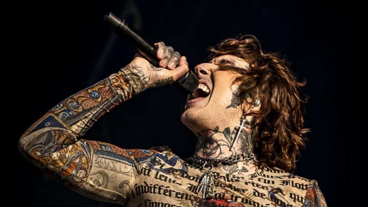 « On m&rsquo;a prévenu que brandir pacifiquement un drapeau sur scène […] risquait très probablement de mettre fin à ma carrière » : Bring Me The Horizon révèle les pressions subies après avoir brandi des drapeaux palestiniens