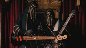 Une guitare accordée une octave plus bas : Sleep Token dévoile les instruments signature de III et IV