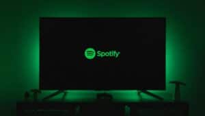 Spotify va étiqueter les artistes IA (et les écarter de ses recommandations)