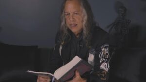 Kirk Hammett (Metallica) célèbre Halloween en récitant un célèbre poème d’Edgar Allan Poe
