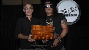 « J’ai eu beaucoup de chance de le connaître » : Slash (Guns N’ Roses) reçoit un prix en hommage à Les Paul, son ancien ami
