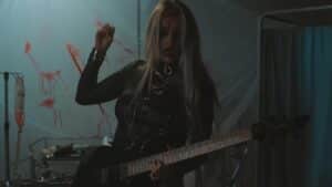 « Halloween, c’est ma fête préférée » : Sophie Lloyd reprend Avenged Sevenfold dans un bunker abandonné