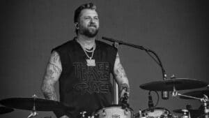 « La mauvaise nouvelle, c’est que je ne pourrai pas jouer de batterie… » : le batteur de Three Days Grace doit se faire opérer en urgence, son remplaçant annoncé